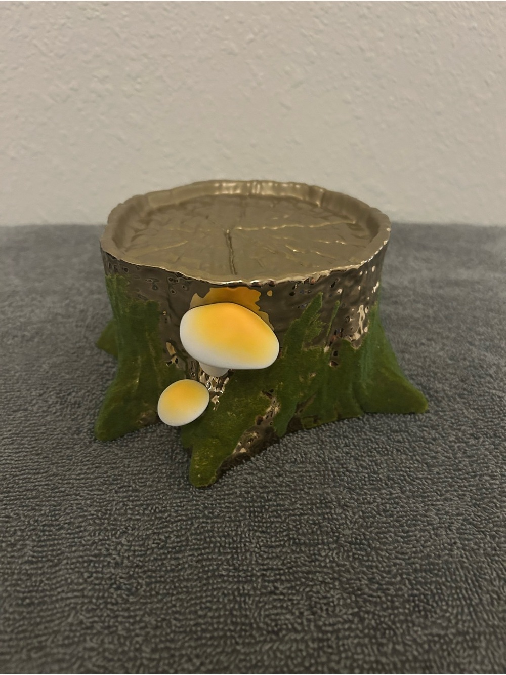 Bath & Body Works stump candle holder featuring decorative mushrooms NWT